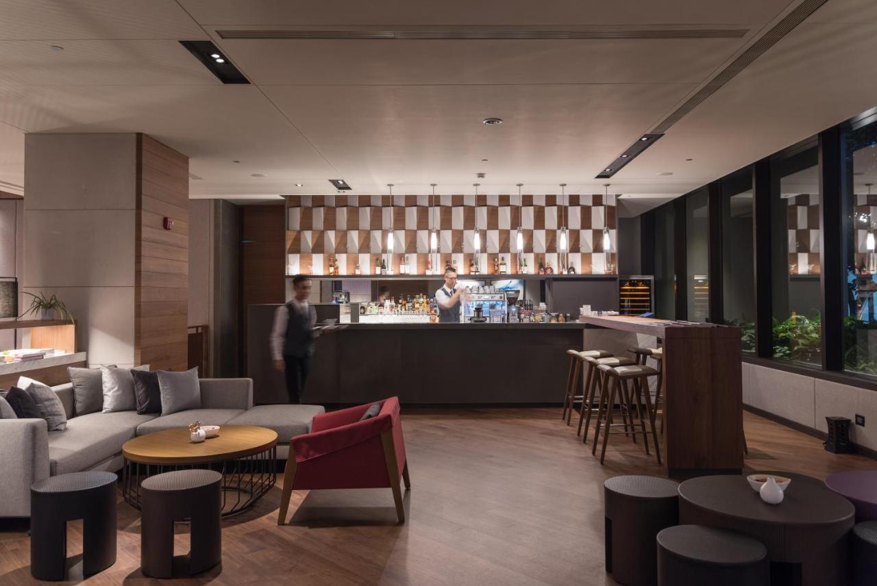 Hotel Crowne Plaza Tainan By Ihg Zewnętrze zdjęcie The Lounge at Hong Kong International Airport