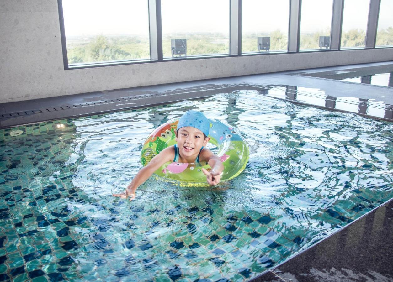 Hotel Crowne Plaza Tainan By Ihg Zewnętrze zdjęcie A child swimming with a float