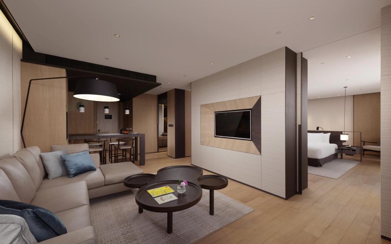 Hotel Crowne Plaza Tainan By Ihg Zewnętrze zdjęcie A suite at the hotel