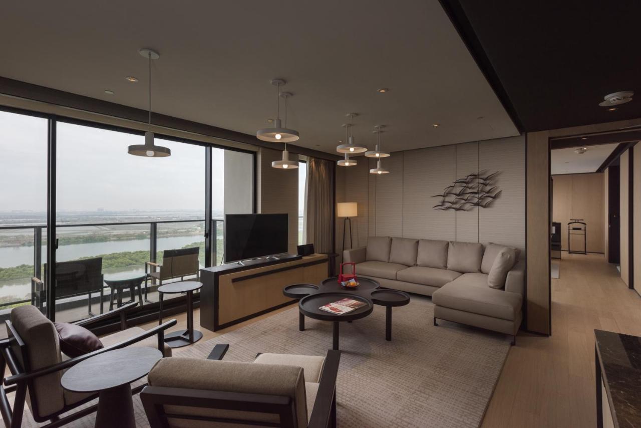 Hotel Crowne Plaza Tainan By Ihg Zewnętrze zdjęcie A living room at the hotel