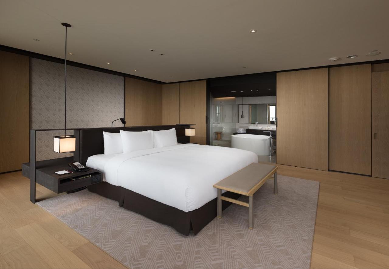 Hotel Crowne Plaza Tainan By Ihg Zewnętrze zdjęcie A bedroom at The Hari