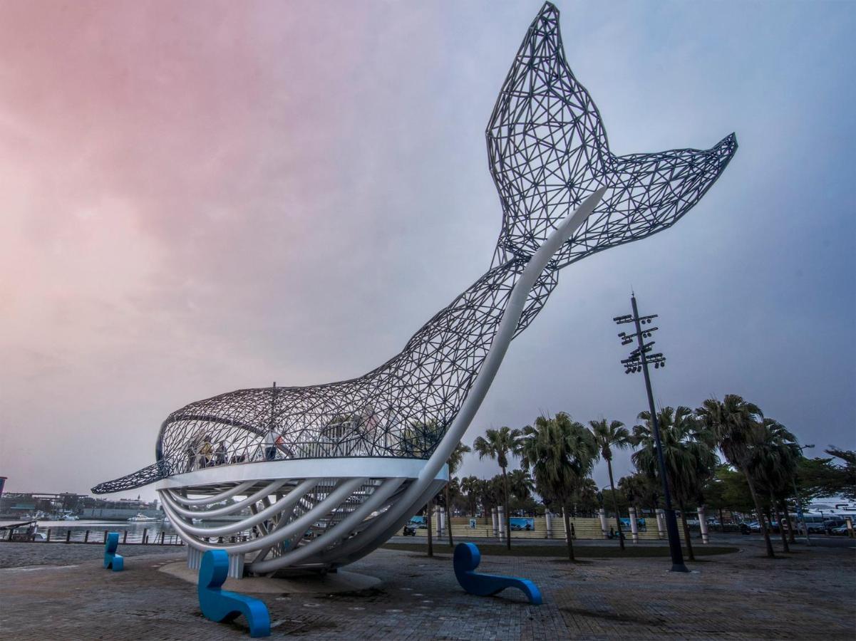 Hotel Crowne Plaza Tainan By Ihg Zewnętrze zdjęcie The Whale sculpture at the entrance of the park