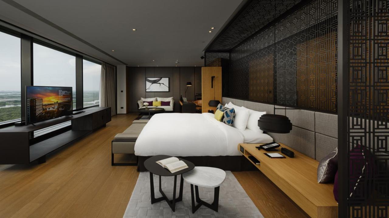 Hotel Crowne Plaza Tainan By Ihg Zewnętrze zdjęcie A bedroom at the hotel