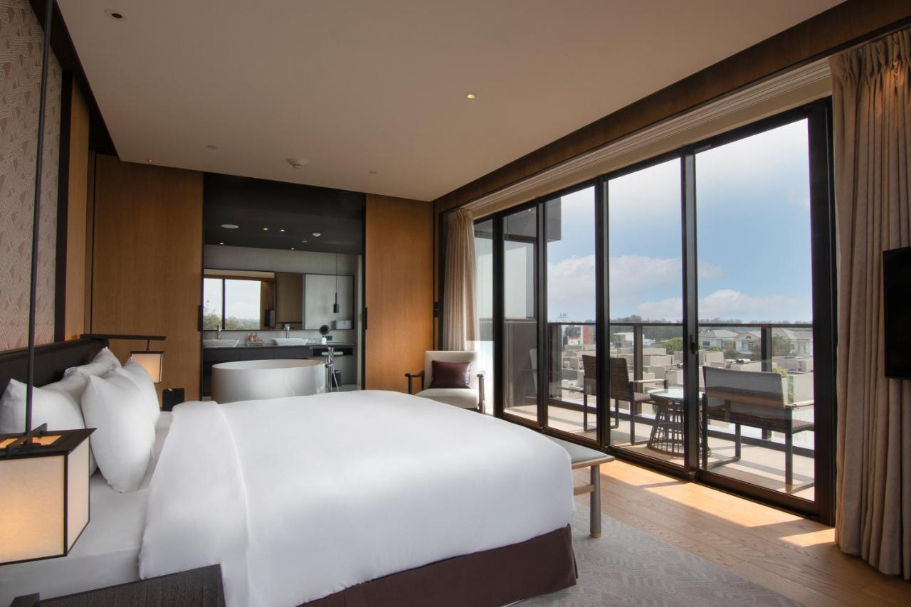Hotel Crowne Plaza Tainan By Ihg Zewnętrze zdjęcie A bedroom at the hotel