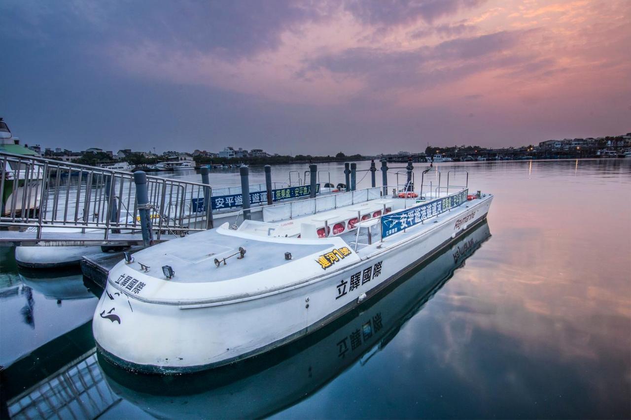 Hotel Crowne Plaza Tainan By Ihg Zewnętrze zdjęcie The ferry at the dock