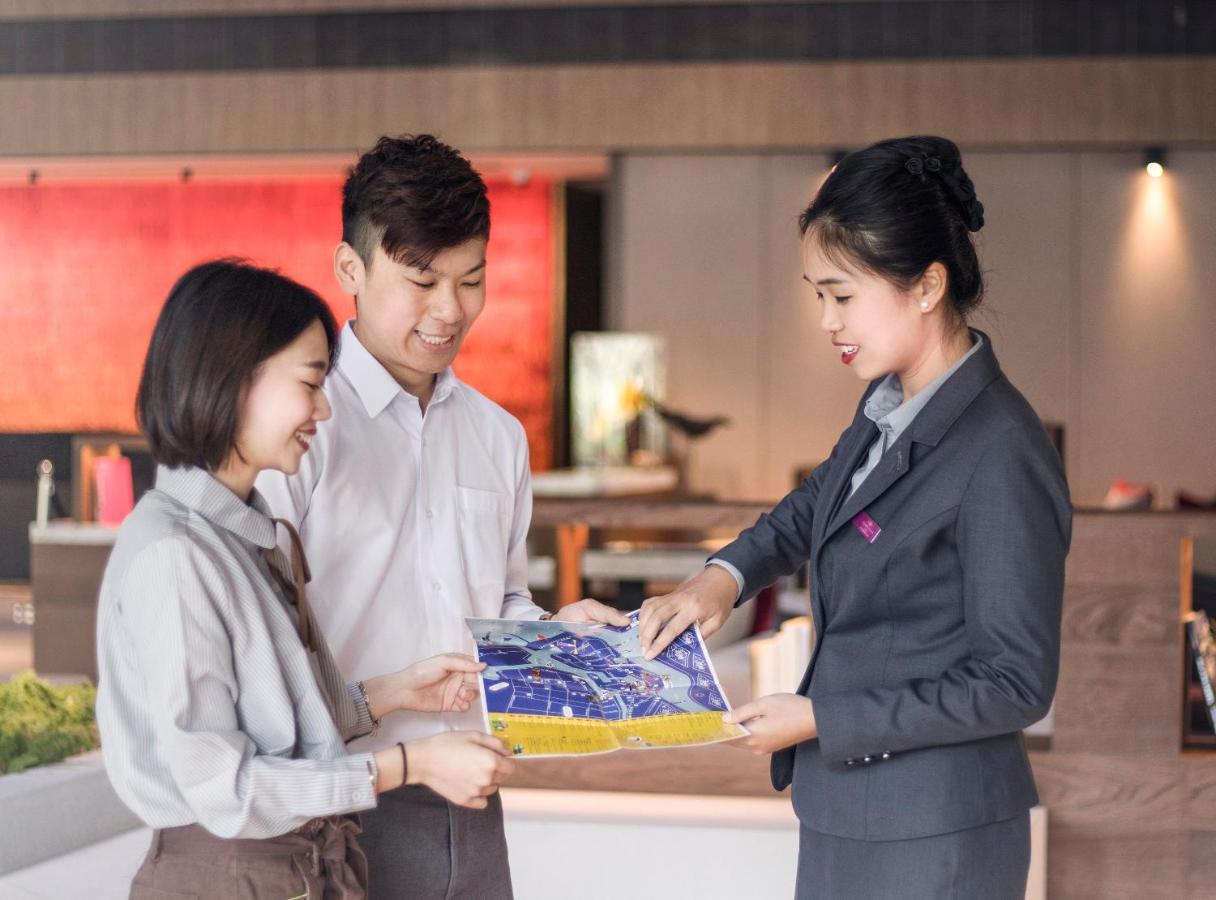 Hotel Crowne Plaza Tainan By Ihg Zewnętrze zdjęcie Thai Airways' ground staff at Suvarnabhumi Airport