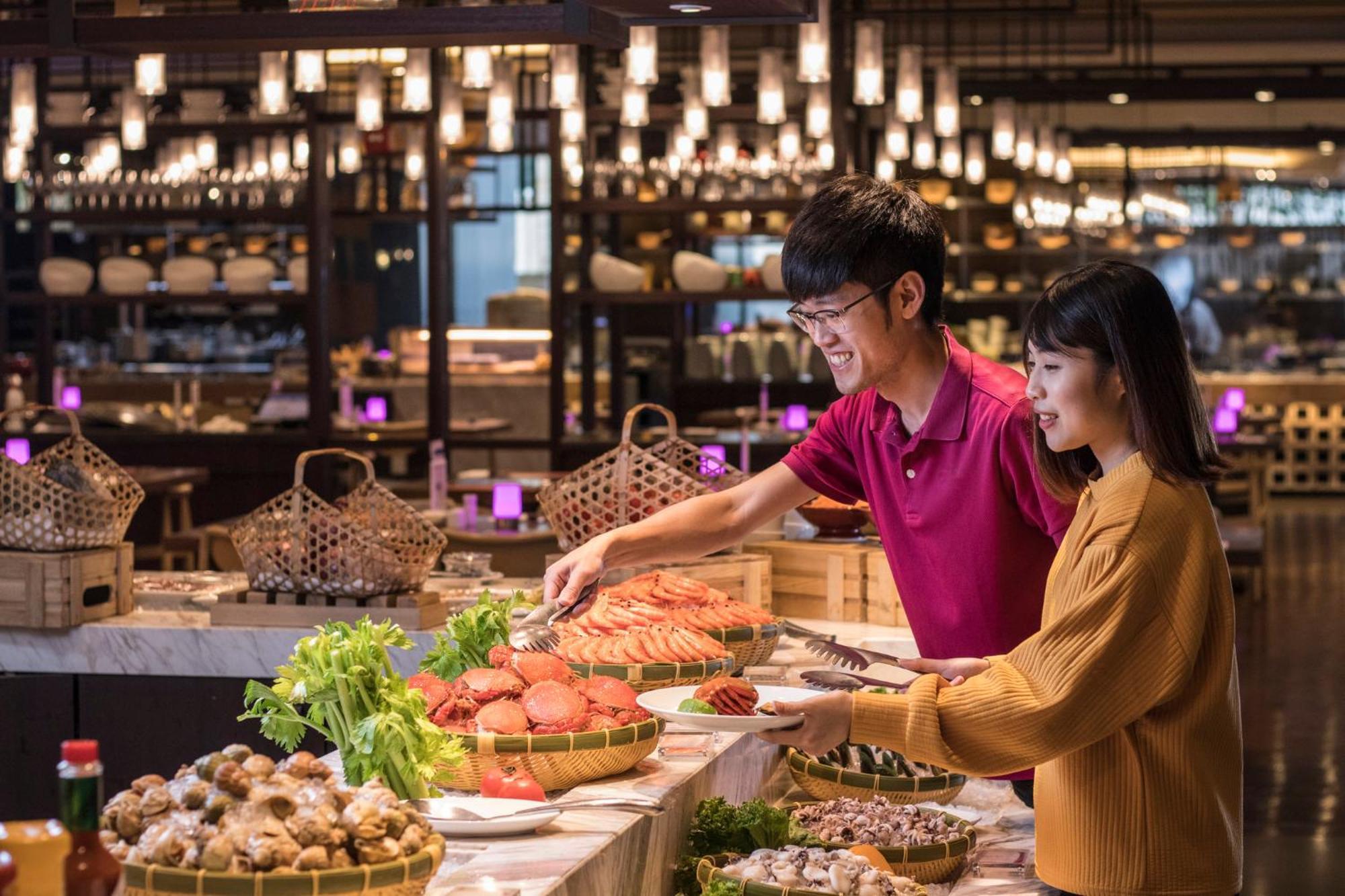 Hotel Crowne Plaza Tainan By Ihg Zewnętrze zdjęcie A buffet in Vietnam