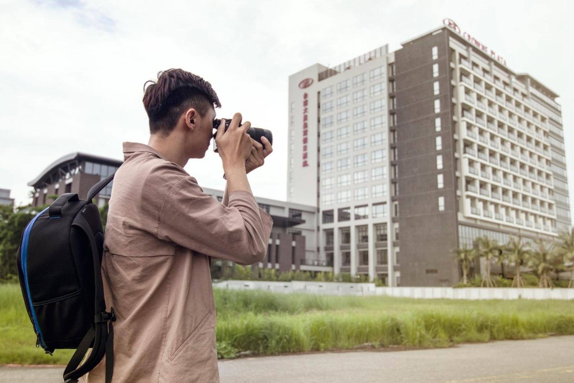 Hotel Crowne Plaza Tainan By Ihg Zewnętrze zdjęcie A tourist taking a photo of the hotel