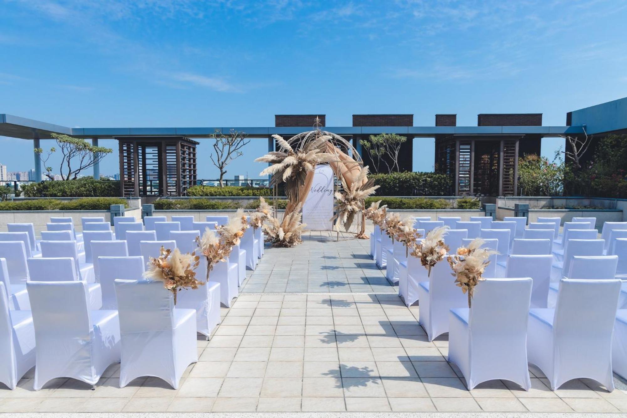 Hotel Crowne Plaza Tainan By Ihg Zewnętrze zdjęcie The rooftop wedding venue