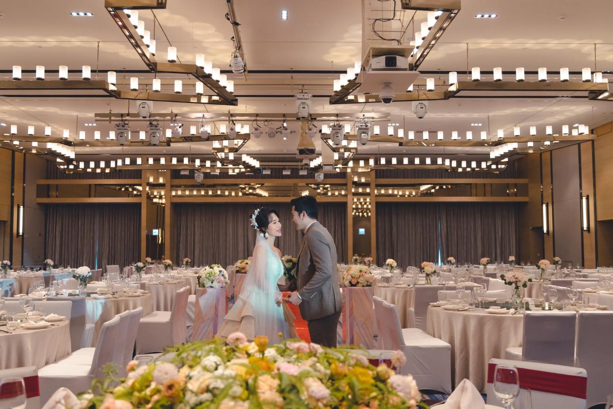 Hotel Crowne Plaza Tainan By Ihg Zewnętrze zdjęcie A wedding reception in Seoul, South Korea