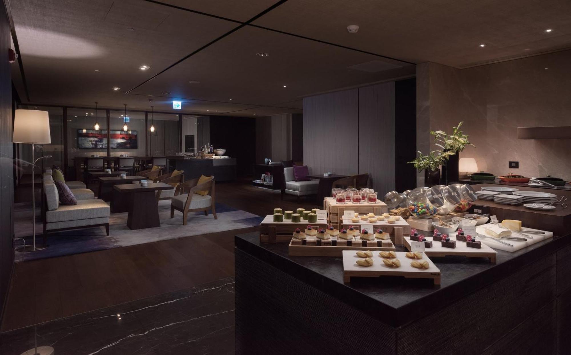 Hotel Crowne Plaza Tainan By Ihg Zewnętrze zdjęcie The lounge at the airport