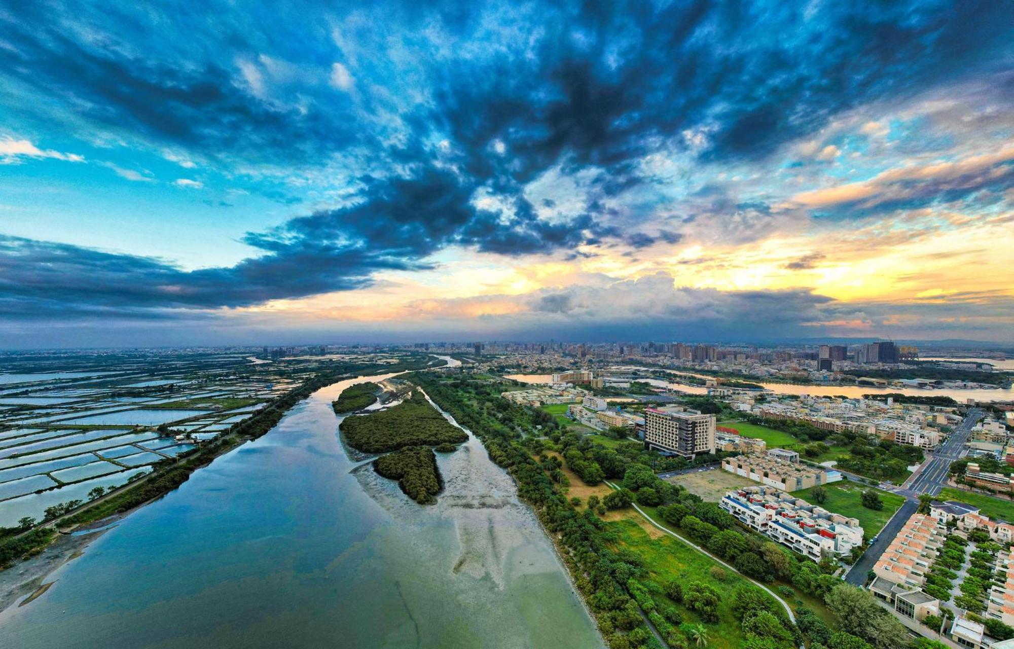 Hotel Crowne Plaza Tainan By Ihg Zewnętrze zdjęcie Aerial view of the river