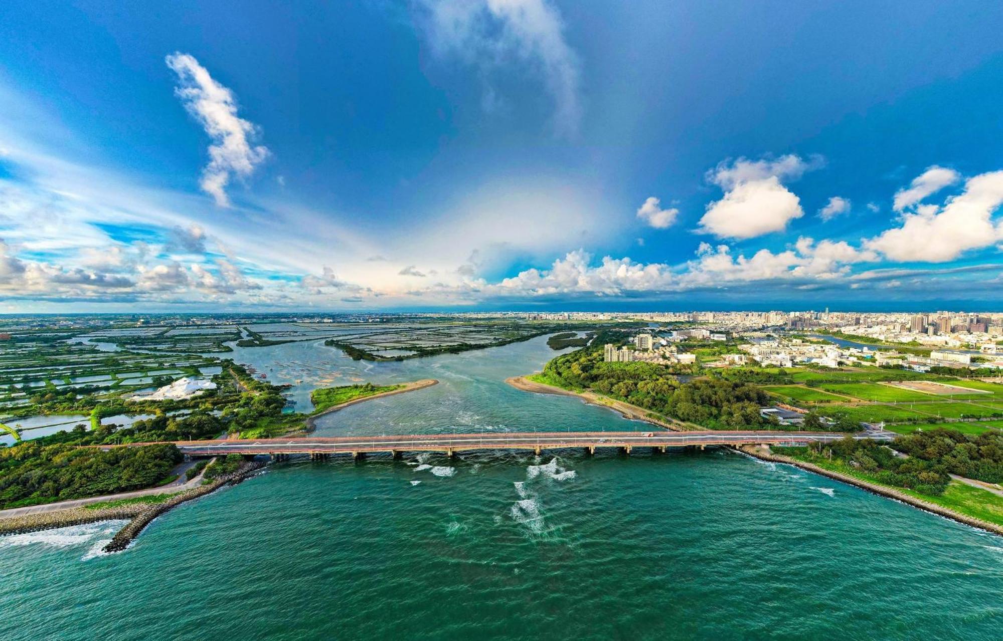 Hotel Crowne Plaza Tainan By Ihg Zewnętrze zdjęcie Aerial view of the river