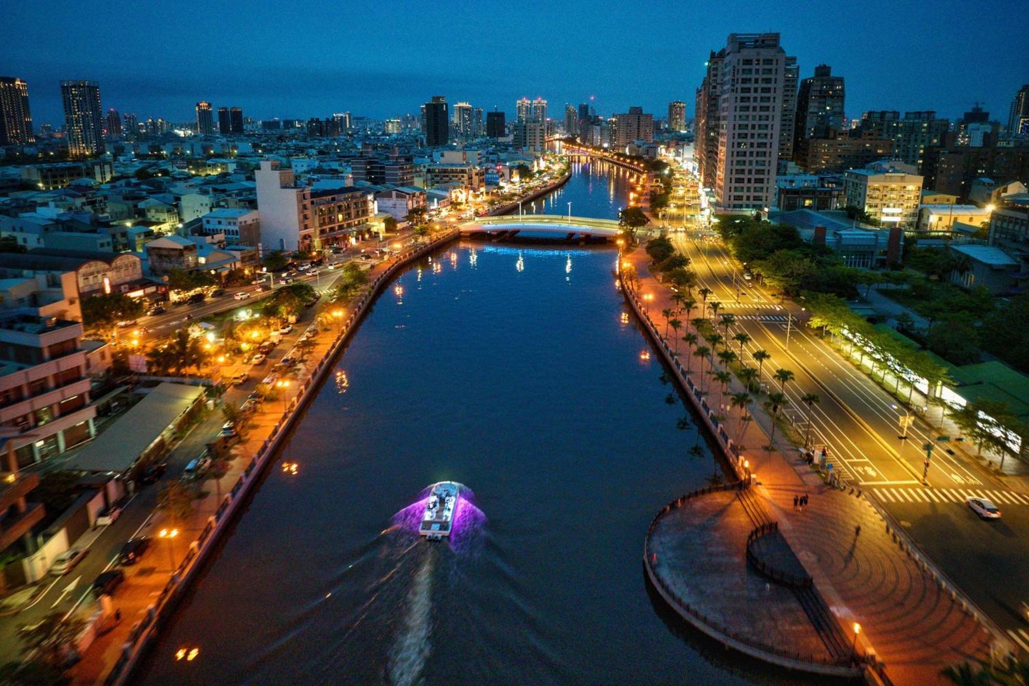 Hotel Crowne Plaza Tainan By Ihg Zewnętrze zdjęcie View of the river at night